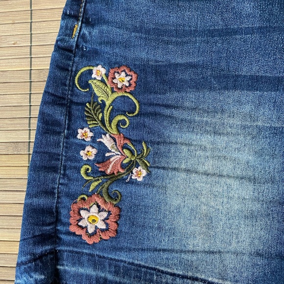H&H Harmony and Havoc 
Denim Blue Jean Shorts 
Size 8 
Embroidery - Picture 2 of 5